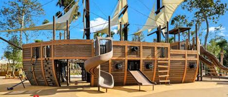 Une structure de jeux sur le thème des pirates, avec des toboggans et des zones d’escalade.