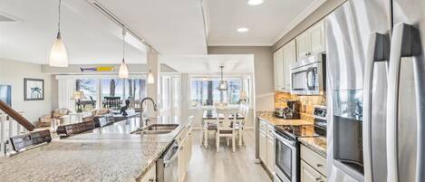 Kühlschrank, Mikrowelle, Ofen, Geschirrspüler