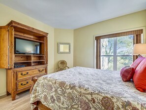 3 bedrooms, iron/ironing board, free Internet, bed sheets