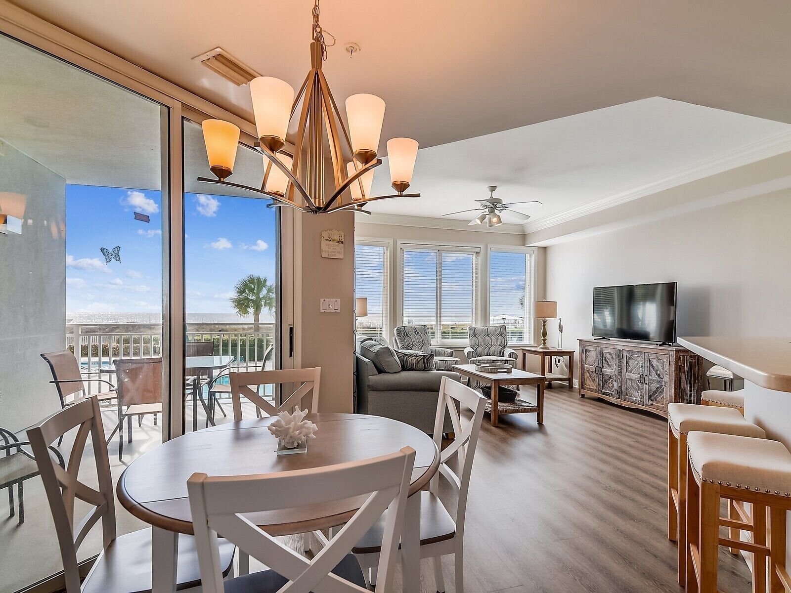 Flatskjerm-TV, DVD-spiller og stereoanlegg