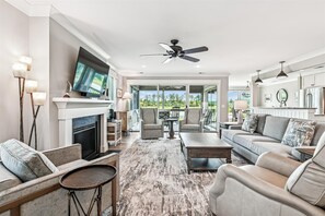 Fernseher, Kamin, Smart Speakers