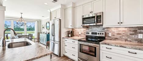 Refrigerador, microondas, horno y lavavajillas