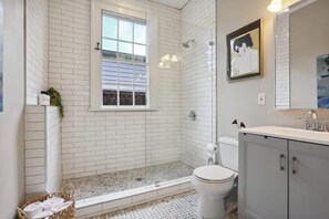 Douche, sèche-cheveux, serviettes fournies