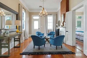 5 chambres, fer et planche à repasser, Wi-Fi, draps fournis