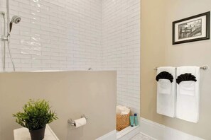 Een douche, een haardroger, handdoeken, shampoo