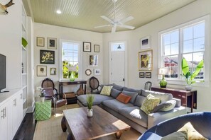 TV, offices - Contemporary Designer Home, near French Quarter (New Orleans)