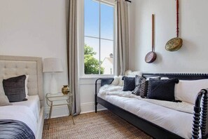 5 habitaciones, escritorio y tabla de planchar con plancha 