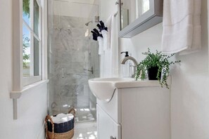 Badewanne, Haartrockner, Handtücher, Shampoo