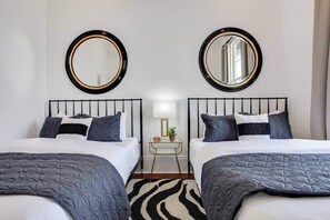 5 habitaciones, escritorio y tabla de planchar con plancha 