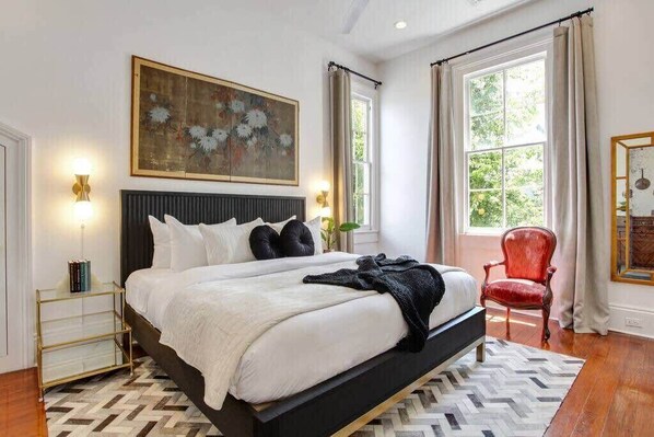 5 habitaciones, escritorio y tabla de planchar con plancha 