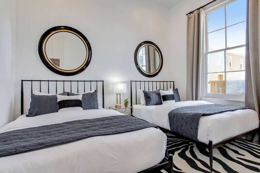 5 bedrooms, desk, iron/ironing board, travel crib