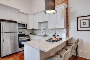 冷蔵庫、電子レンジ、オーブン、コンロ