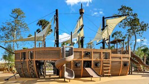 Une structure de jeux sur le thème des pirates, avec des toboggans et des zones d’escalade.
