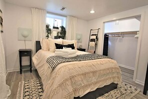2 Schlafzimmer, Schreibtisch, Bügeleisen/Bügelbrett, Reisekinderbett
