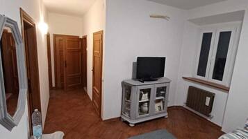 2 camere, una scrivania, ferro/asse da stiro, culla da viaggio