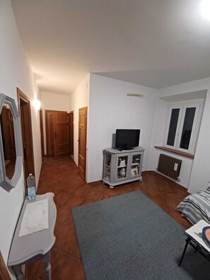 2 Schlafzimmer, Schreibtisch, Bügeleisen/Bügelbrett, Reisekinderbett