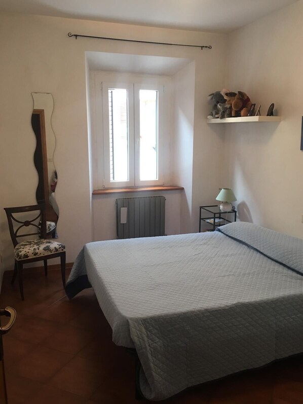 2 Schlafzimmer, Schreibtisch, Bügeleisen/Bügelbrett, Reisekinderbett