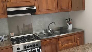 Fridge, oven, stovetop, coffee/tea maker