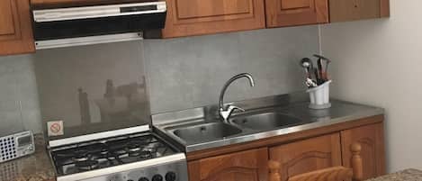 Refrigerador, horno, placa de cocina, cafetera/tetera