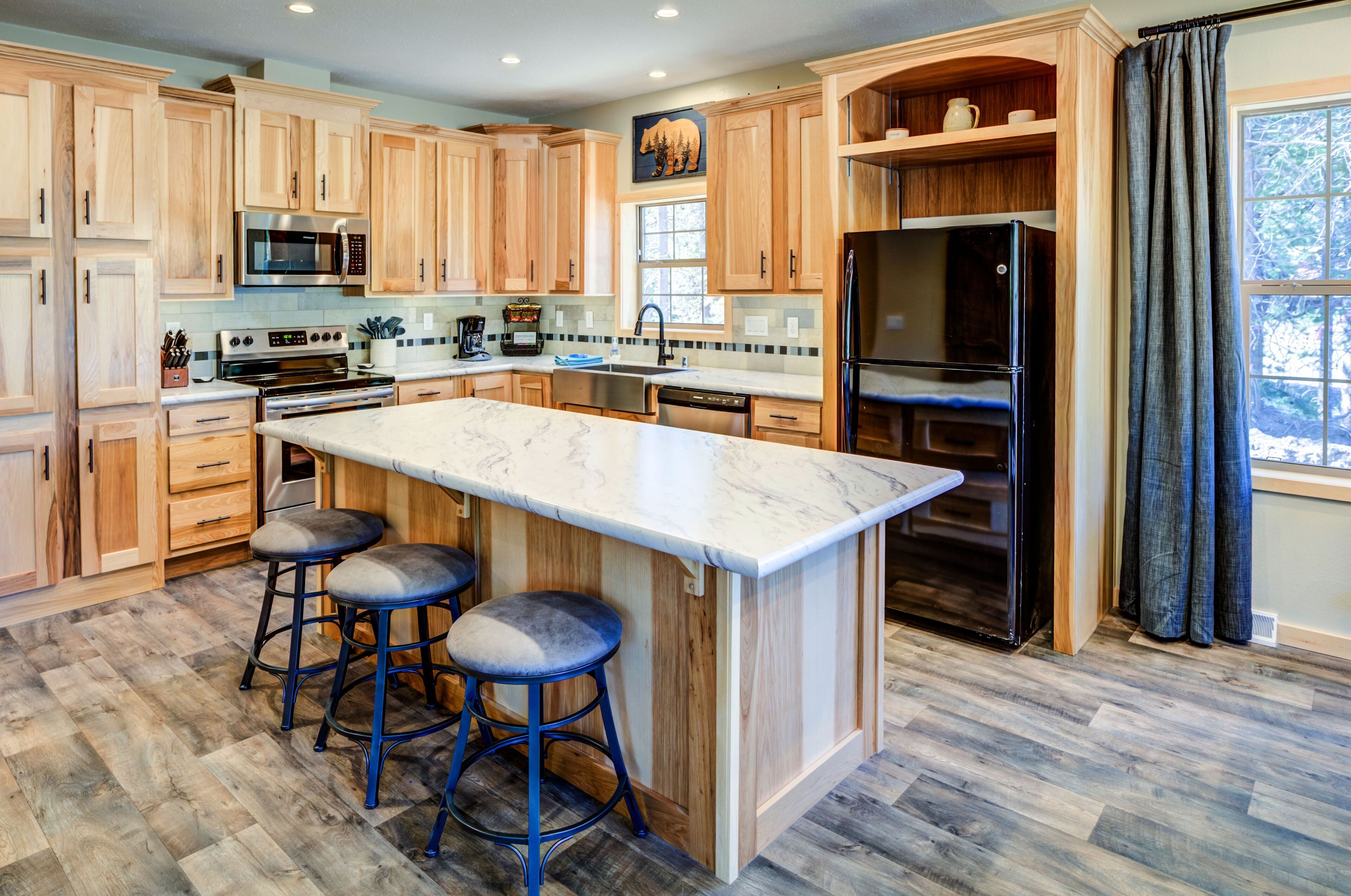 Frigorífico, microondas, horno y placa de cocina