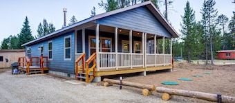 Shepherd Family Retreats- Bear Cub: 2BR, 2BA home 6 min from Yellowstone National Park