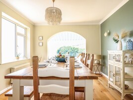 Cottage | Private kitchen | Fridge, electric kettle, toaster, cookware/dishes/utensils