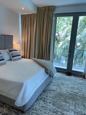 3 habitaciones, tabla de planchar con plancha y cuna de viaje