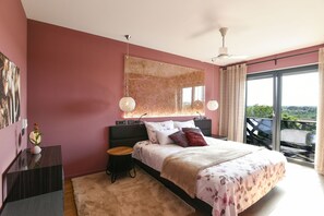 5 Schlafzimmer, Zimmersafe, Schreibtisch, Bügeleisen/Bügelbrett