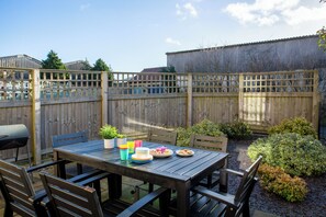 Outdoor dining - Lock Cottage, 3 bed cottage (sleeps 6) in Lockton nr Pickering (Lockton)
