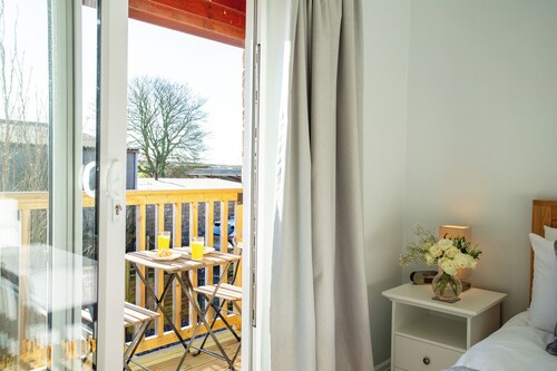 Lock Cottage, 3 bed cottage (sleeps 6) in Lockton nr Pickering