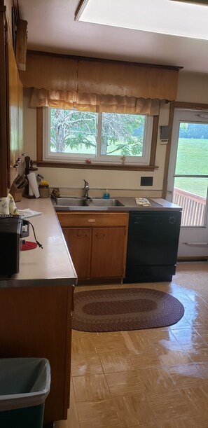 Fridge, microwave, oven, stovetop - Close to town, the college and a beautiful serene surrounding (wise)