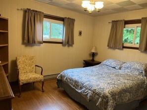 3 bedrooms, desk, iron/ironing board, travel cot