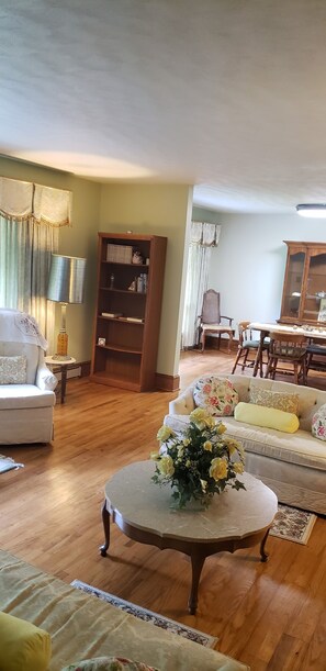 Smart TV, fireplace, books - Close to town, the college and a beautiful serene surrounding (wise)