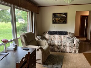 Smart TV, fireplace, books - Close to town, the college and a beautiful serene surrounding (wise)