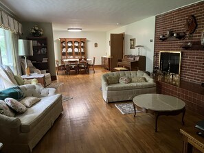 Smart TV, fireplace, books - Close to town, the college and a beautiful serene surrounding (wise)