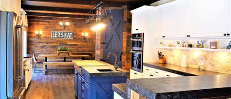 冷蔵庫、電子レンジ、オーブン、コンロ