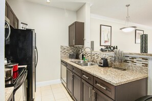 Een koelkast, een magnetron, een oven, een kookplaat