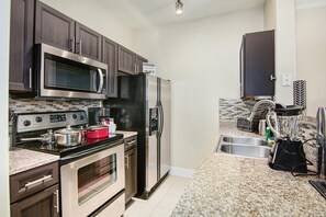 Réfrigérateur, four à micro-ondes, un four, surface de cuisson