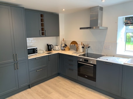 Fridge, microwave, oven, dishwasher. A superb holiday home within the Yorkshire Dales, w/ Wifi, wood burner & stones throw from pub.