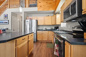 Kjøleskap, mikrobølgeovn, ovn og kokeplater