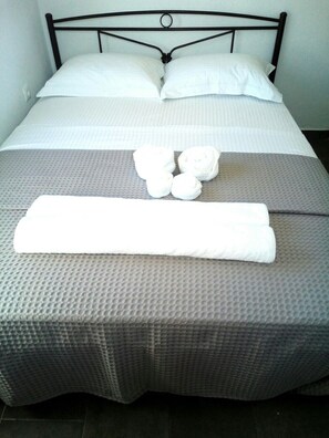 1 bedroom, WiFi, bed sheets - Anogaki Apartment  (Pollonia)