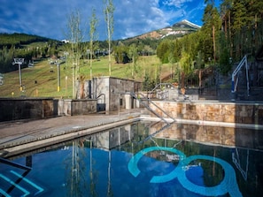 Una piscina cubierta, una piscina al aire libre