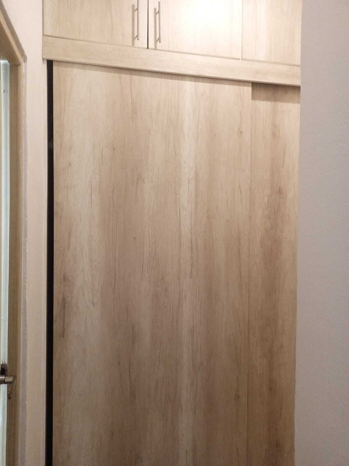 Ein geschlossener Holzschrank mit Griff.