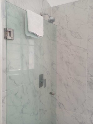 Shower, handuk, sabun, dan sampo