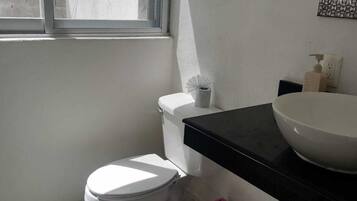 Douche, douche à « effet pluie », serviettes fournies, savon