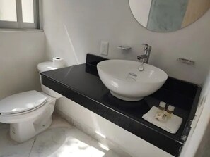 Douche, douche à « effet pluie », serviettes fournies, savon