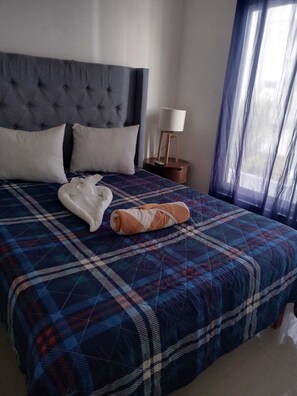 2 Schlafzimmer, hochwertige Bettwaren, individuell eingerichtet