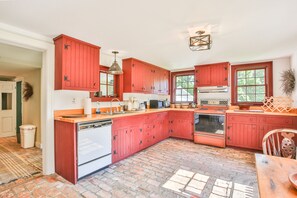Fridge, microwave, oven, stovetop - Lamontagne Farmhouse a Rural Pristine Setting (Bluemont)