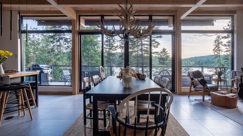 Luxury waterfront chalet, quiet lake, hot tub