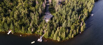 Luxury waterfront chalet with fireplace, dock, quiet lake & hot tub